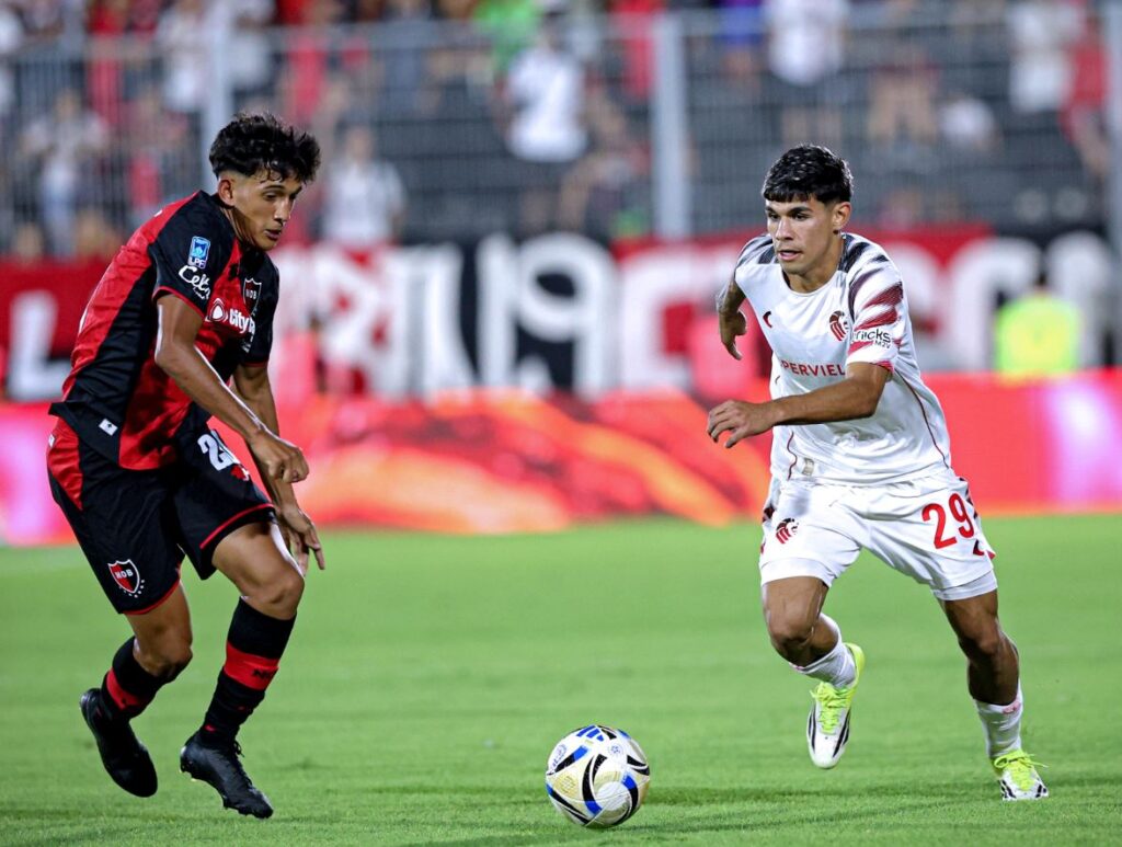Con nuevo entrenador, el Pincha pisó fuerte en Rosario: debut soñado del Cacique Medina con triunfo y valla invicta