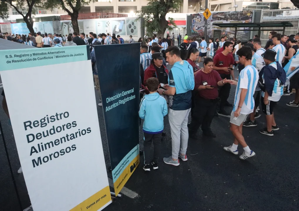 Tribuna segura: el Gobierno prohibió el ingreso de deudores alimentarios a estadios