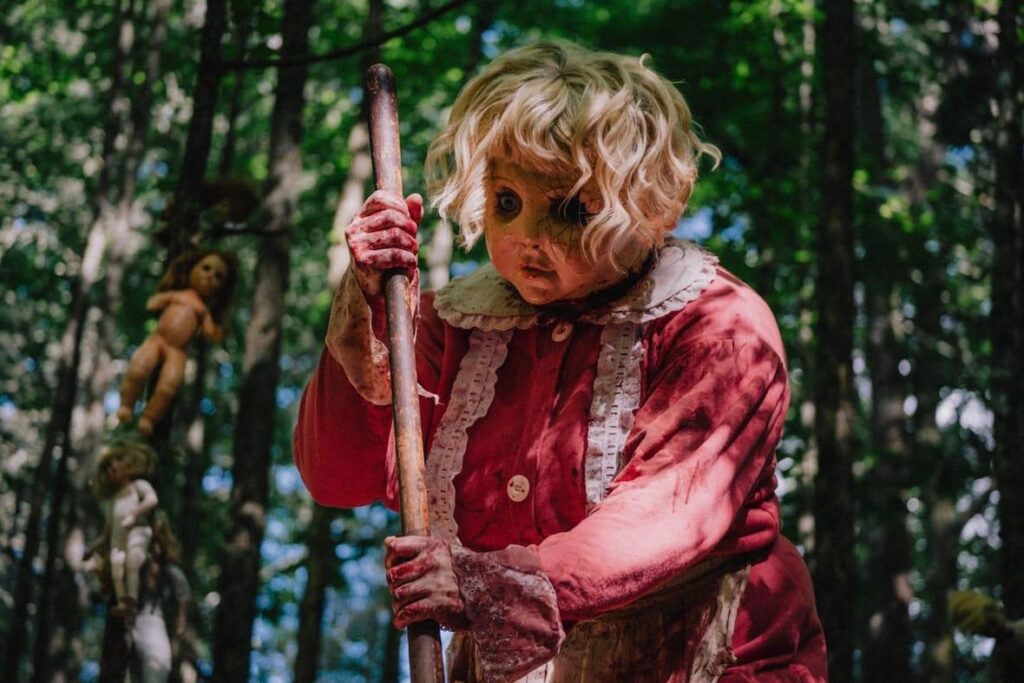 Dolly-Juega conmigo: terror sucio, tensión y una casa donde nadie debería entrar