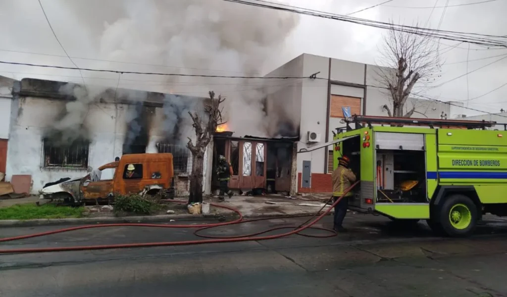 Brutal incendio en una vivienda de La Plata: hubo una persona fallecida